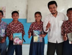 Komunitas Jejak Zaman Salurkan Donasi Buku Dari FTBM Flores Timur